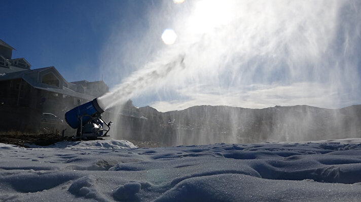Kış turizminin en önemli merkezlerinden biri olan Uludağ’da, henüz kayak sezonunu başlatacak seviyede kar yağmadı. Bunun üzerine özel bir işletme, suni kar makinesiyle kar yağdırdı. Hava sıcaklıklarının eksinin altına düşmesiyle birlikte kar makinelerini çalıştıran işletme, bir hafta sürecek çalışmaların ardından Uludağ’ın ilk kayak pistini kuracak. 