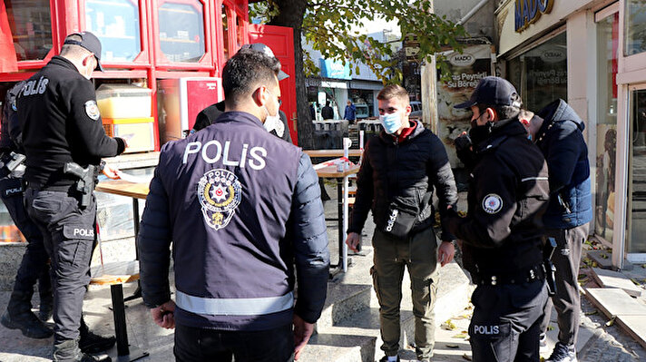 Yeni tip koronavirüs vakalarında artış yaşanan iller arasında olan Edirne’de, polis ve zabıta ekiplerinin gün boyu denetimleri sürüyor. 