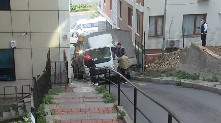 Olay, Şişli Halide Edip Adıvar Mahallesinde dün saat 12.00 sıralarında meydana geldi. Mal yüklü kamyonetin sürücüsü Hasan Göltaş, sokak üzerinden yokuş yukarı çıkarken önündeki otomobilin durmasıyla aracını durdurmak zorunda kaldı.
