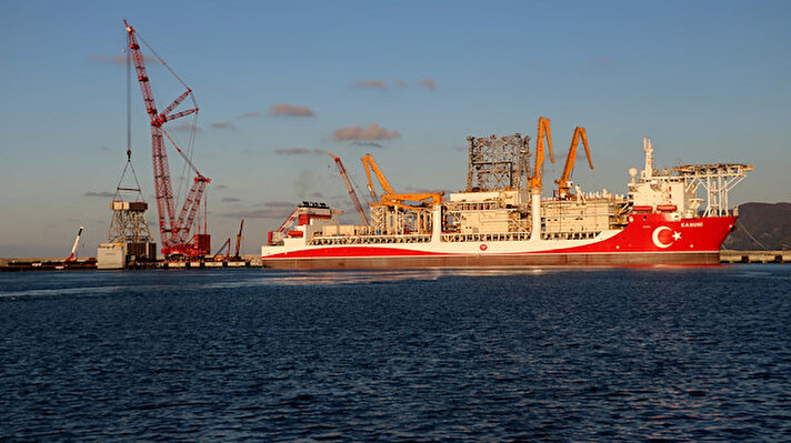 İstanbul'daki Haydarpaşa Limanı'nda boğaz köprülerinin altından geçebilmesi için kule sökümü yapılan Kanuni sondaj gemisi, 14 Kasım günü Filyos Limanı'na ulaştı. 