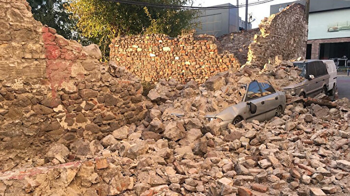 Ege Denizi'nde, Seferihisar açıklarında 30 Ekim'de meydana gelen 6.6 büyüklüğündeki depremde, İzmir'de bazı binalar yıkıldı, birçok yapıda da hasar oluştu. Depremde en fazla zarar gören Bayraklı ve Bornova ilçelerinde temizlik çalışmaları günler önce tamamlandı. Ağır hasar gören binaların yıkım işlemleri sürerken, Konak ilçesindeki Umurbey Mahallesi'nde ise depremde yıkılan iki duvarın enkazı henüz kaldırılmadı. Duvarlardan birinin altında kalan 4 araç zarar gördü. Araçlardan 2’si henüz duvarın enkazı altında bulunuyor. Sokağa çekilen şeritle giriş-çıkışlar yasaklanırken, bölgedeki vatandaşlar ise temizlik çalışmalarının yapılmasını bekliyor.
