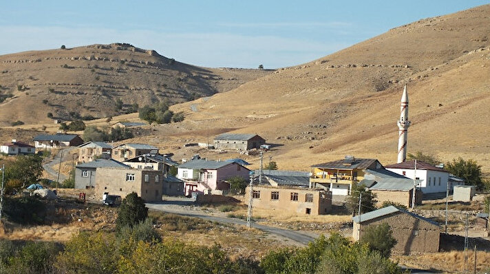 Merkeze 24 kilometre uzaklıkta bulunan Alatarla Köyü Muhtarı Nusret Özfidan, Covid-19 pandemisine karşı aldığı tedbirlerle dikkat çekti. Pandeminin ilk dönemlerinde köy girişini kapatması ve komşu ziyaretlerini yasaklaması gibi bir çok tedbir alan muhtar Nusret Özfidan, son olarak köyün girişine taktırdığı güvenlik kamerası ile giriş çıkışları kontrol altına aldı. İlk etapta çevre köylerde artan hayvan hırsızlığı üzerine kendi köylerine karakolun da önerisi üzerine taktırdığı kameraları Covid-19 tedbirleri kapsamında kullanan muhtar Özfidan, dışardan gelen yabancıları tespit ederek giriş çıkışlarını kontrol altına aldı.