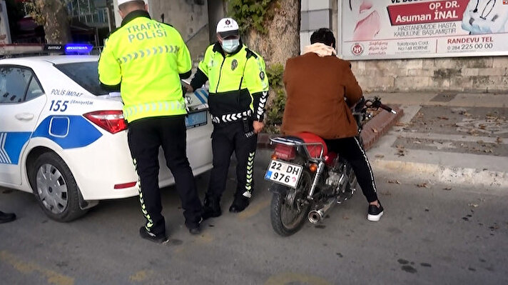Merkez Talatpaşa Caddesi’nde trafik uygulaması yapan polis ekipleri, motosikletliyi durdurdu. 