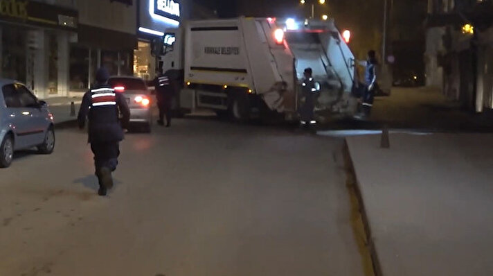 Kırıkkale’de devriye gezen uzman ekipleri gören 2 kişi, ceza almamak için otomobil ile kaçmaya çalışırken yolu kapatan çöp kamyonuna takıldı.