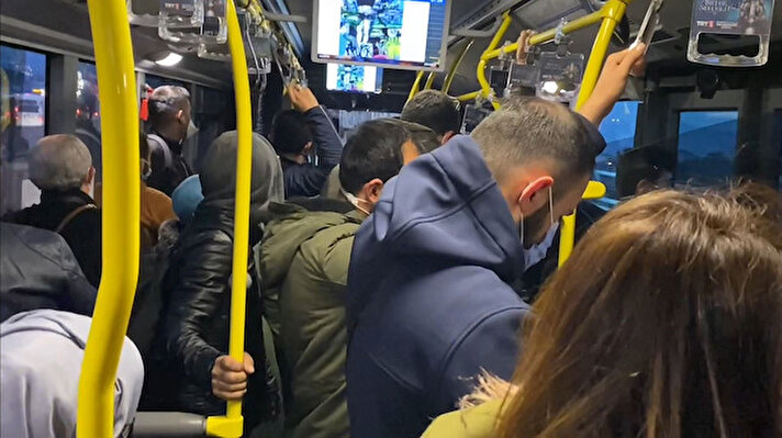 Sokağa çıkma kısıtlamasının saat 05.00'de sona ermesinin ardından haftanın ilk iş gününde metrobüslerde yoğunluk oluştu.