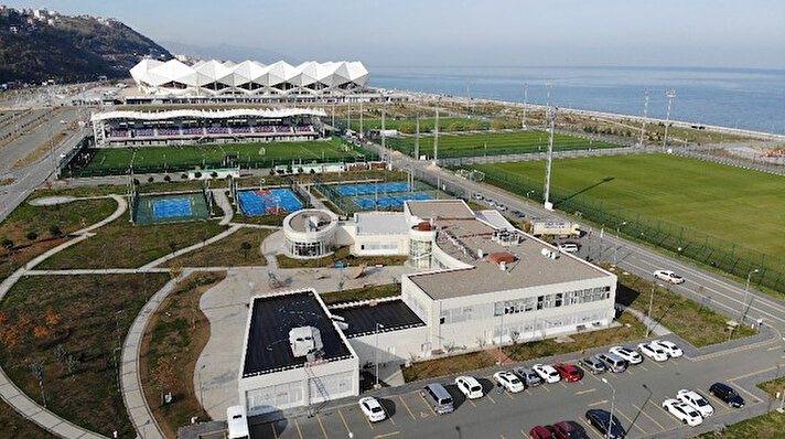 Trabzon’nun Akyazı Mahallesi’nde bulunan Şenol Güneş Spor Kompleksi içinde yer alan Kamp Eğitim Merkezi, Trabzonspor’un modern altyapı merkezine dönüyor. 
