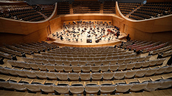 Dünyanın en büyük konser salonlarından birisi olacak yeni CSO binasında, toplam 2 bin 23 koltuk kapasiteli Büyük Salon ve 500 koltuk kapasiteli Mavi Salon, kültür ve sanat tutkunlarının yeni adresi olacak.