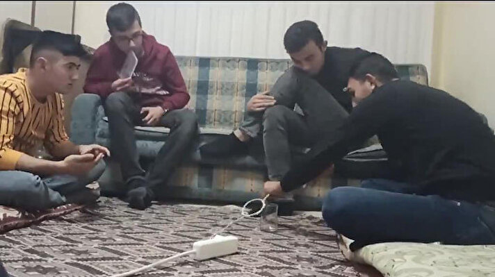 Altınekin ilçesinde oturan Hasan Hüseyin Karaoğlu (18), Furkan Şaban Sarı (17), Nurullah Yıldız ( 17) ve Murat Seyit  Kağnıcıoğlu'nun (18), yaklaşık 1, 5 ay önce arkadaşlarının evinde oturdukları sırada Güneş sistemi ve Dünya'nın hareketiyle ilgili tartışmalarının paylaşılan görüntüsü sosyal medyada hızla yayıldı. Sosyal medyada adeta fenomen olan 4 genç bugün Konya Büyükşehir Belediyesi'ne ait Bilim Merkezi'ni gezerek önce teleskopla gökyüzünü baktı, ardından da  güneş sistemi ve dünyanın hareketleriyle ilgili uzmanlardan  bilgi aldı. 4 gence Bilim Merkezi tarafından teleskop hediye edildi.
