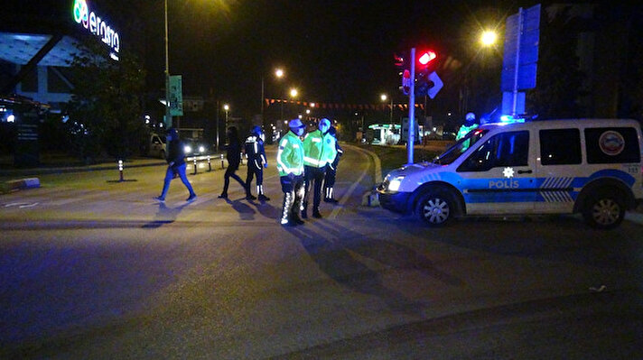 Türkiye'de koronavirüs tedbirleri kapsamında gece getirilen sokağa çıkma kısıtlamasında Edirne, saatler 21.00'i gösterdiğinde sessizliğe bürünürken, polis ekipleri de şehrin farklı noktalarında uygulama yaptı. 