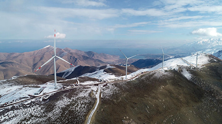 ​Güneş enerjisinden elektrik üretilebilecek bölgeler arasındaki 28 il arasında en yüksek ikinci sırada yer alan Van, aynı zamanda Türkiye'de rüzgâr enerjisinden elektriğin üretilebileceği en verimli şehirler arasında da gösteriliyor. 