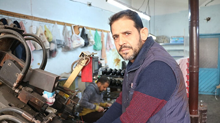 Gaziantep’te 9 yıl içerisinde 2 defa yakalandığı lenf kanserini çalışma azmiyle yenen ayakkabı ustası Mehmet Ali Şafak (44), hastalığı atlattıktan sonra Türkiye İş Kurumunun (İŞKUR) engellilere sağladığı hibe desteğinden faydalanarak kendi işinin patronu oldu. 