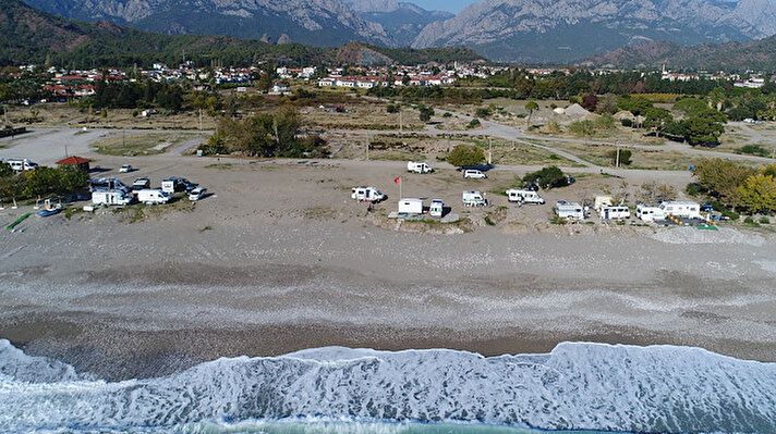 Kemer'e bağlı Çamyuva Mahallesi sahil kısmında ve 5 yıldızlı otellerin yanı başındaki günübirlik, denize sıfır alan Türkiye'nin birçok ilinden gelen karavancılarla doldu. 
