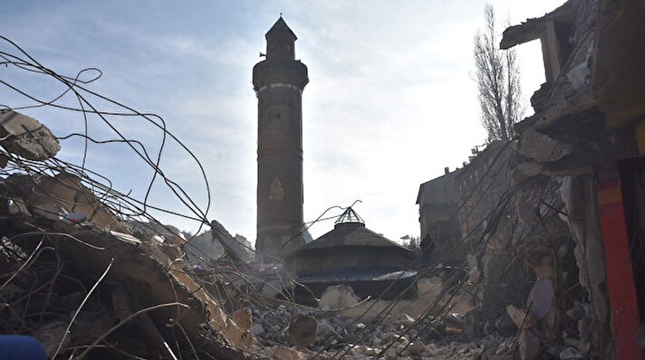 Üstü pasaj alt katı ise sebze hali olarak 50 yıl önce yapılan metruk binanın yıkımına Bitlis Belediyesi tarafından başladı.

