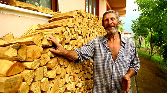 Artvin'in Merkeze bağlı Adagül Mahallesi’nde yaşayan Hüseyin Çil, devletin her yıl orman köylüsüne yakacak ihtiyacı olarak verdiği odunları kışa hazırlamak için kolları sıvadı.