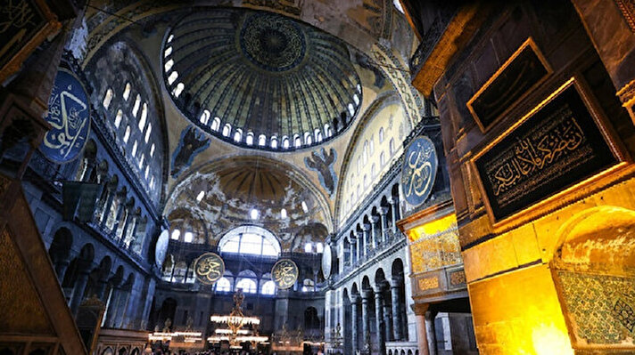 Turkish President Recep Tayyip Erdoğan has donated a beautiful Islamic calligraphy painting to the Hagia Sophia Grand Mosque to mark the occasion of its reopening to worshippers after its status was reverted back into a mosque.