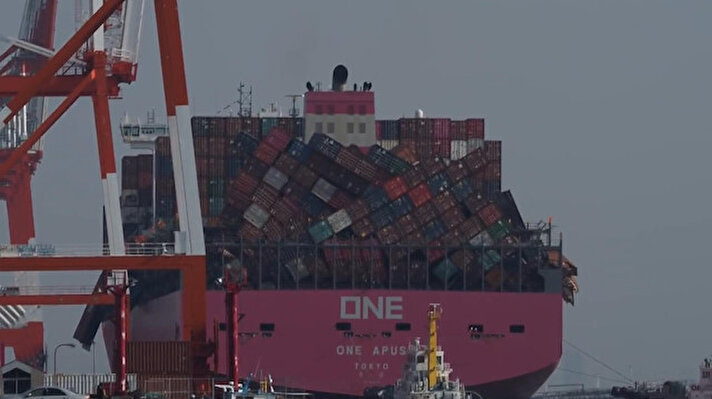 ABD'den Japonya'ya gitmek için yola çıkan ONE Apus isimli kargo gemisinin , bin 816 konteynerı Pasifik Okyanusu'nda yakalandığı fırtına sonucu gemiden devrilerek kayboldu. 
