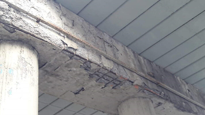 İstanbul'un çeşitli ilçelerinde bulunan alt ve üst geçitler paslı demirleri, çatlak betonları ve kırık dökük parçalarıyla üstünden altından geçenleri tedirgin ediyor. Unkapanı Köprüsü alt geçidi bunlardan en dikkat çekenlerden. Her yerinden paslı demirler çıkan geçidin duvarları da çatlaklar içinde, yapılan çelik güçlendirmelerin eğriliği ise korkutuyor.