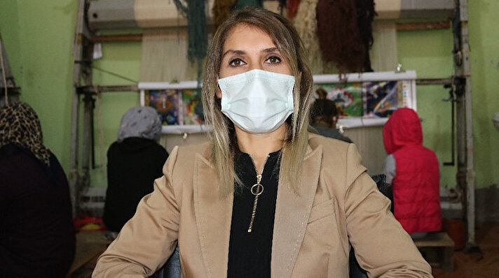 Diyarbakır’da yaşayan 41 yaşındaki iş kadını Songül Buldi, küçük yaşta halı dokuma atölyesinde çalışmaya başladı. Buldi, yıllarca burada edindiği tecrübeyi Elazığ’ın Palu ve Sivrice ilçelerinde usta öğreticilik yaparak sürdürdü.