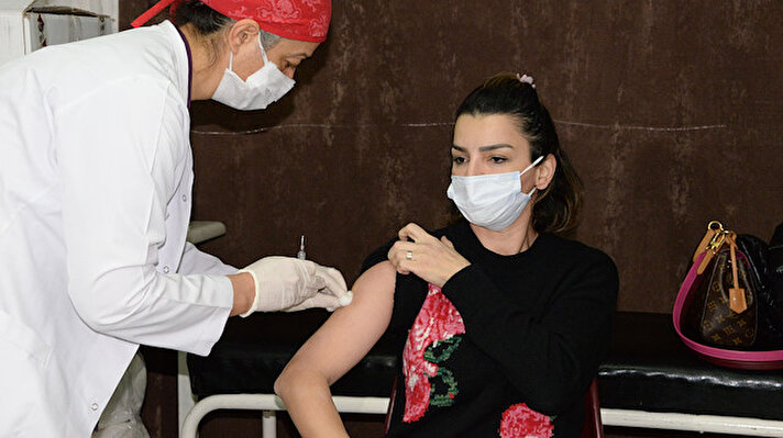 Türkiye'de 15 Eylül'de üçüncü faz çalışmalarına başlanan Çinli Sinovac firmasının CoronaVac aşısının, 12 şehirde 25 merkezde 12 bin 450 gönüllü vatandaş üzerinde uygulanmasına devam ediliyor. 2 hafta önce ilk doz aşılama olan vatandaşlara ikinci doz aşılama da yapılmaya başlandı.