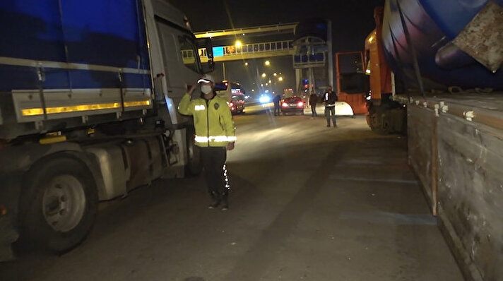 Kırıkkale İl Emniyet Müdürlüğüne bağlı ekipler tarafından korona virüs ile mücadele kapsamında 43 ilin geçiş noktasındaki kilit kavşakta, araçlar tek tek durduruldu. 