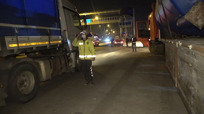 Kırıkkale İl Emniyet Müdürlüğüne bağlı ekipler tarafından korona virüs ile mücadele kapsamında 43 ilin geçiş noktasındaki kilit kavşakta, araçlar tek tek durduruldu.