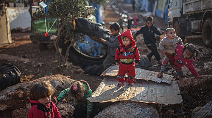 Beşşar Esed rejimi ve destekçilerinin yoğun saldırıları sonucunda Türkiye sınırına yakın arazilere sığınan İdlibliler, kışın çamur içinde kalan soğuk çadırlarında yaşayabilmek için uzanacak yardım elini bekliyor.

