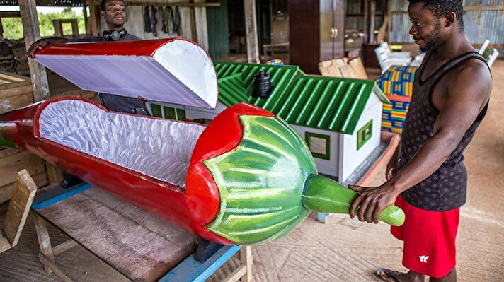 Bu gelenek, uzun süredir devam ediyor. Geçtiğimiz yarım yüzyıl boyunca ise bu ilginç figürlerden oluşan tabutlar, Gana’nın en önemli ihracat ürünlerinden biri haline geldi.