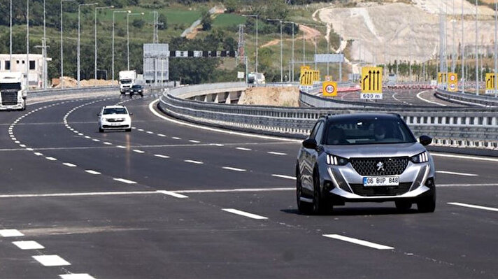İstanbul, Kocaeli ve Sakarya hattında inşa edilen 398,4 kilometre uzunluğundaki Kuzey Marmara Otoyolu'nun son kesimi olan İzmit-Akyazı bölümü 26 Aralık'ta açılacak.