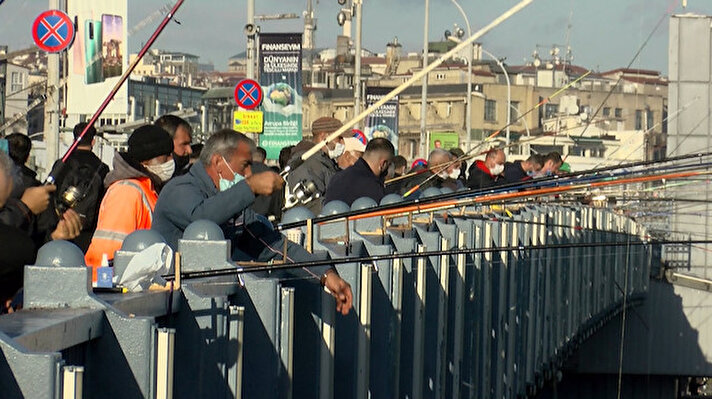 Koronavirüs tedbirleri kapsamında olta balıkçılığı için getirilen 3 metre mesafe kuralı uygulanmaya başlandı. Galata Köprüsü'nde senelerdir alışıldık o manzaralar artık oluşmuyor ancak balık tutkunları, bu sevdadan koronavirüse rağmen de vazgeçemediklerini söylüyor. 