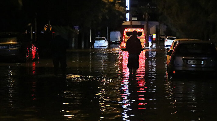İzmir'in Karşıyaka ilçesinde yağmurun ardından denizin taşması sonucu çok sayıda araç su içerisinde kalırken, vatandaşlar araçlarını kurtarmak için çaba harcadı.