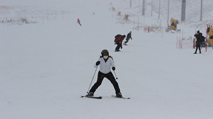 Son yıllarda yapılan yatırımlarla birlikte Türkiye'nin önde gelen kış sporları merkezlerinden biri haline gelen Erciyes Kayak Merkezi'nde kayak sezonu açıldı. 
