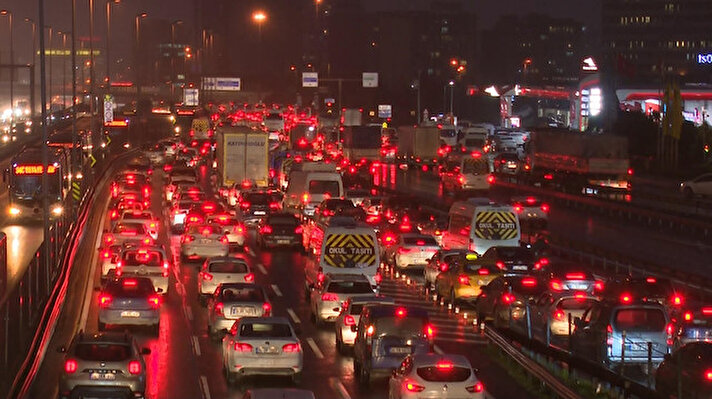  İstanbul Büyükşehir Belediyesi(İBB) Trafik Yoğunluk Haritası verilerine göre, saat 18.30 itibariyle trafik yoğunluğu yüzde 72'ye ulaştı.