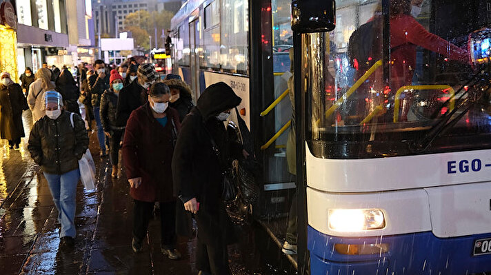 Başkentte, toplu taşıma araçlarında özellikle işe gidiş ve dönüş saatlerinde yaşanan yoğunluk, koronavirüs bulaş riskini artırıyor. 