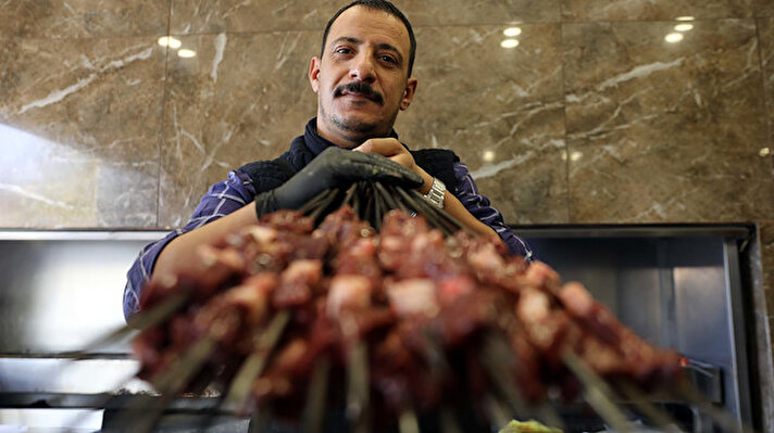 
Gaziantep'te yöre halkının vazgeçilmez lezzetlerinden olan ciğer kebabı hem kent insanı hem de yerli ve yabancı turistlerce sabah kahvaltıları da dahil günün her saati tercih edilen bir yemek olarak biliniyor. 