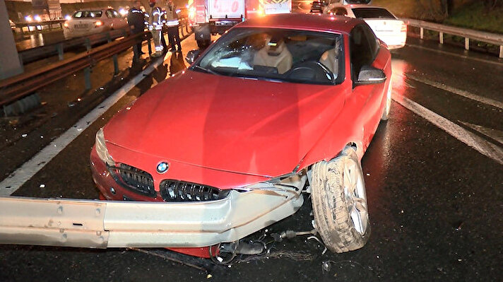 34 VK 0086 plakalı lüks otomobil, sürücüsünün seyir halindeyken hakimiyetini kaybetmesi sonucu yol kenarındaki bariyerlere çarptı.