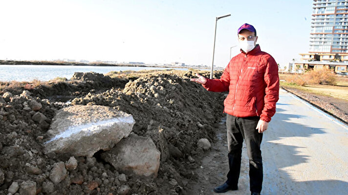 
İzmir'de hafta başı aralıklarla devam eden yoğun yağışlar sonrası Karşıyaka ilçesi Mavişehir Mahallesi'nde denizin taşmasıyla, sahil yakınındaki İkinci Etap isimli sitenin otoparkı ve bahçesi sulara gömüldü. İzmir Büyükşehir Belediye ekipleri ise, olası bir sel baskınını önlemek amacıyla sahil bandına yaklaşık 300 metrelik topraktan bir set çekti. Mimar Mühendisler Grubu İzmir Şube Başkanı, İnşaat Mühendisi Abdülaziz Aydın ise, sahile toprak dökülüp, set oluşturulmasının çözüm değil olsa olsa çevre kirliliği olduğuna dikkati çekip, "Toprak yayma işlemiyle yani zemini kazıp yola bir set çekme şeklinde yapılan bu toprak yığınıyla bu sorun çözülmez. Bu, bölgedeki mağdur olan vatandaşların gerginliklerini almak için yapılmış bir durumdur" dedi.
