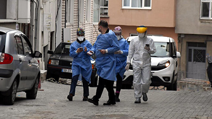 Sağlık Bakanı Fahrettin Koca'nın koronavirüs vaka sayılarında artış gösterdiği iller arasında saydığı Tekirdağ'da, üst düzeyde alınan tedbirlerle vaka sayıları düşüşe geçti. İl Sağlık Müdürlüğü'nün filyasyon ekipleri, ev ev dolaşarak, çalışmalarını aralıksız sürdürüyor. Alınan tedbirler, sokağa çıkma kısıtlaması ve yapılan çalışmalarla birlikte Tekirdağ'da vaka sayıları düşüşe geçti. 