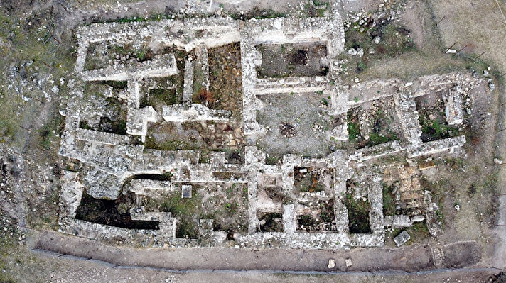 Geç Kalkolitik, Roma ve Erken Bizans dönemlerinde yerleşim yeri olarak kullanıldığı tahmin edilen antik kent, ortaya çıkarılan mozaikler dolayısıyla "Karadeniz'in Zeugması" olarak biliniyor.

