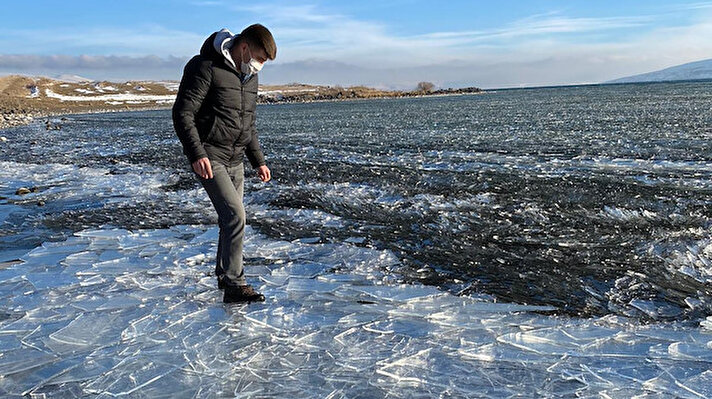 Ardahan’da hava sıcaklığının sıfırın altında 12’ye düşmesi Çıldır Gölü'nün yüzeyinin buz tutmasına neden oldu.