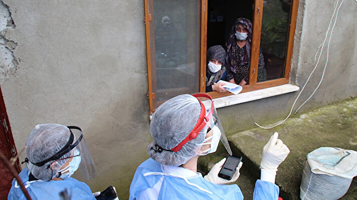  Rize'de, koronavirüsle mücadelenin öncüsü filyasyon ekipleri, ev ev dolaşarak görev yapıyor.