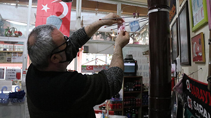 Sarayköy ilçesi Turan Mahallesi'nde işlettiği büfesinde 6 yıldır tost satan Osman Kemah, koronavirüse karşı sıra dışı bir mücadele örneği sergiliyor. 