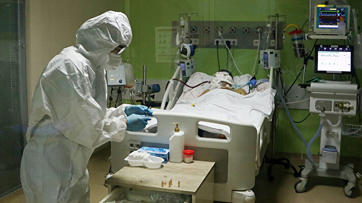 Antalya'da koronavirüs hastalarının tedavisi için 16'sı kamu, 2'si üniversite, 28'i özel olmak üzere toplam 46 hastanede sağlık çalışanları 24 saat durmaksızın mücadele ediyor. Geçen haftalarda vaka oranının iki kat artış gösterdiği kentte yoğun bakım doluluk oranı da yüzde 71'e ulaşmıştı. Artışla birlikte Antalya Eğitim ve Araştırma Hastanesi'ndeki koronavirüs hastalarının tedavi edildiği yoğun bakım sayısı da 6'ya çıkarıldı. 