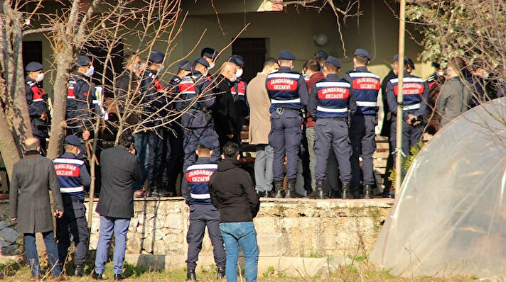 21 Aralık'ta yapılması için karar alınan, fakat katil zanlısı Cemal Metin Avcı'nın tutuklu bulunduğu Afyonkarahisar Yüksek Güvenlikli cezaevinden getirilmeyen sanık Cemal Metin Avcı bugün keşif için cinayetin işlendiği ailesine ait bağ evine getirildi.