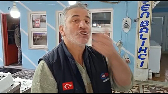 Pazar ilçesinde balıkçılık yapan Alim Kösoğlu, ayıkladığı hamsileri pişirmeden yedi. 