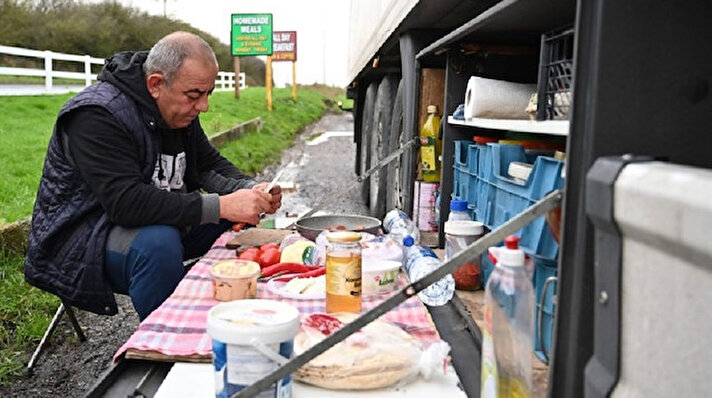 İngiliz Metro gazetesi, İngiltere ve Fransa arasında yaşanan TIR kuyruğuna takılan bir Türk şoförünün kahvaltısına sayfalarında yer verdi.