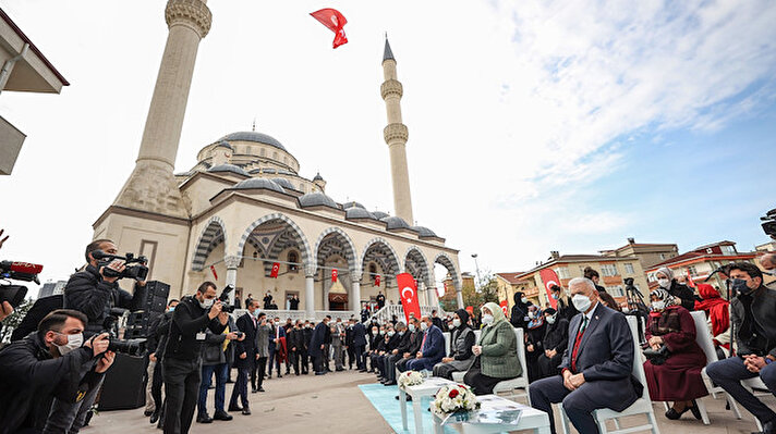 AK Parti İzmir Milletvekili Binali Yıldırım'ın eşi Semiha Yıldırım adına İstanbul'un Kartal ilçesinde "Öğretmen Semiha Yıldırım Külliyesi ve Hicret Camisi" inşa edildi.