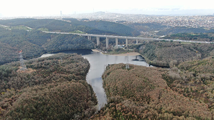 İstanbul’da hava sıcaklıklarının mevsim normallerinin üzerinde seyretmesi ve yağışsız geçen ayların ardından barajlardaki doluluk oranları son 10 yılın en düşük seviyesine kadar düştü. 