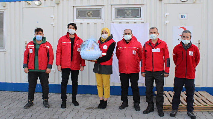 Suriyeli Ömer Abud (22) ile Nura Ahmed (20) çifti, 3 yıl önce ülkesindeki iç savaştan kaçarak İzmir'in Bayraklı ilçesine yerleşti. 
