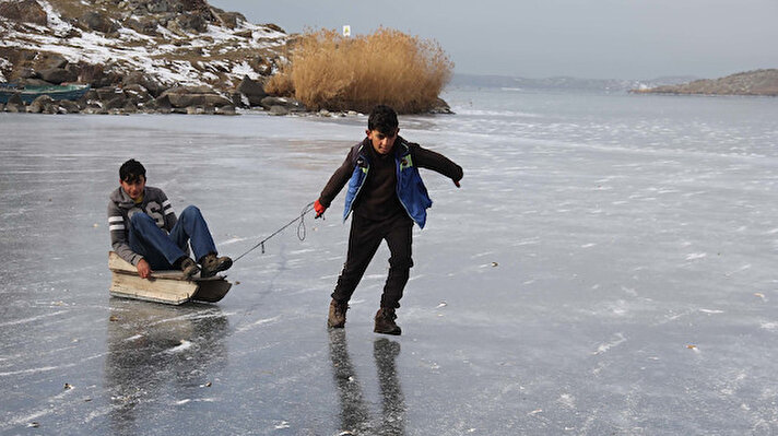 Ardahan'ın Çıldır ve Kars Arpaçay ilçe sınırları arasında yer alan Çıldır Gölü'nün yüzeyinde buz tabakası oluştu. Önceki yıllara oranla oldukça ince olan buz tabakası geçen hafta bölgede etkili olan lodos sonrası parçalandı.