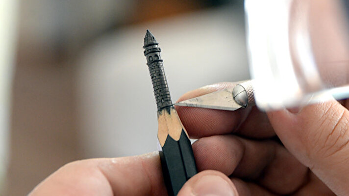 Farklı özellik ve boyutlardaki kurşun kalemleri özel bıçak ve neşterlerle oyarak birer sanat eseri haline getiren Kimya Mühendisi Recep Alçamlı, kalem ucuna minyatür figürler işliyor. 

